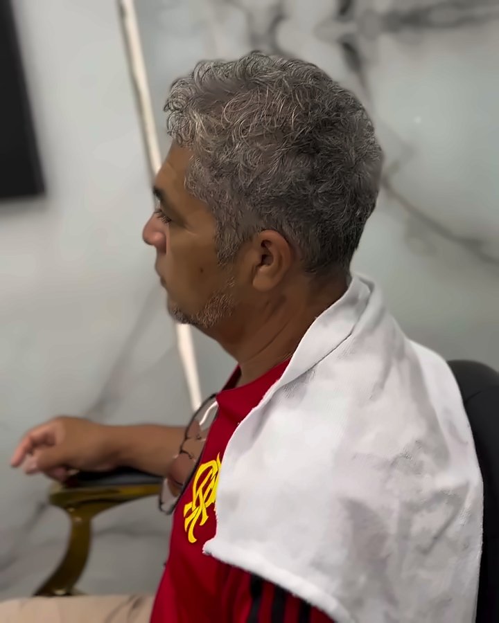 Cliente grisalho com o cabelo ondulado e sem forma, antes