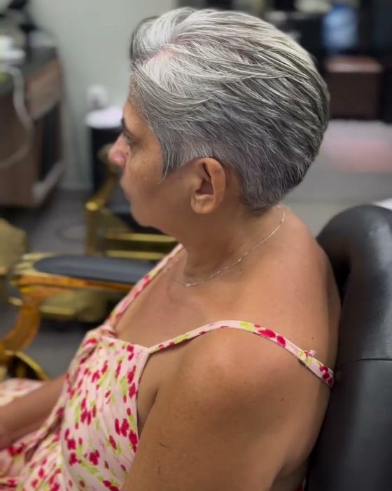 Corte curto feminino em camadas, cabelo grisalho