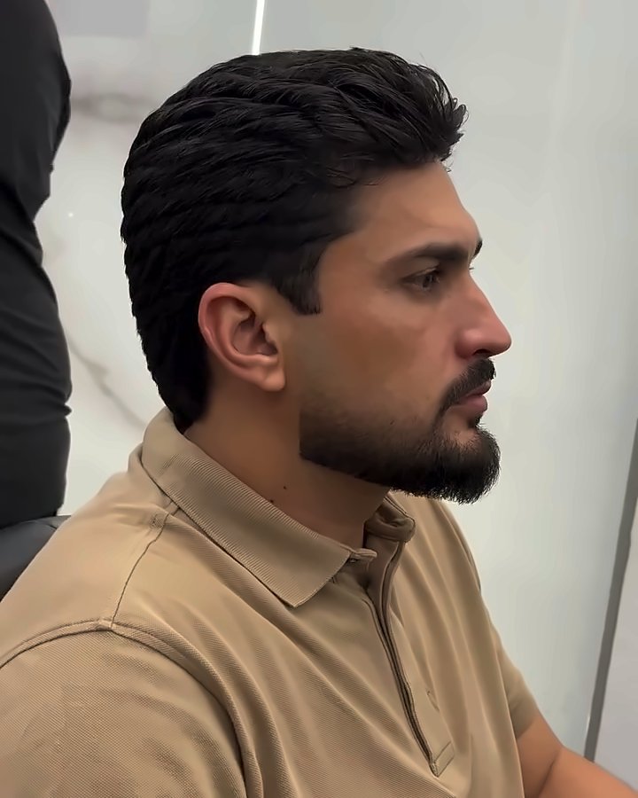 Corte Old Money com barba italiana, cliente de perfil