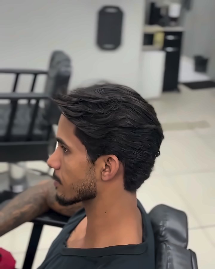 O mesmo cliente de perfil com o cabelo alinhado e com movimento, depois
